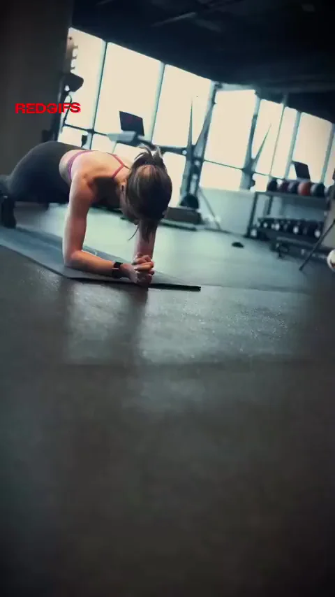 Kriti Sanon Plank Tease 💦🔥 Gym Boob Bounce