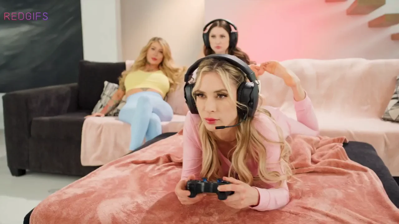 How would you rate the Oopsie episode with Aiden Ashley, Bella Blu and Gracie Jane on a scale of 1 to 10?