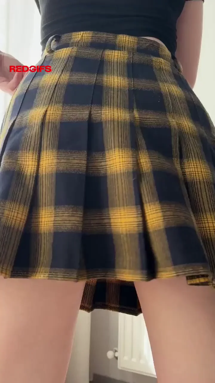 Schoolgirl Slut Spreads Her Juicy Ass 🍑🔥