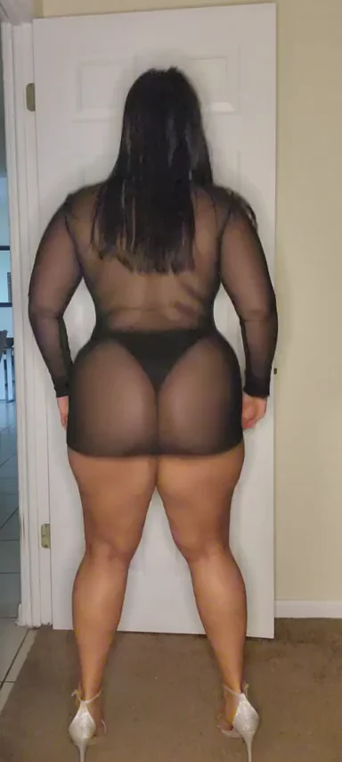 Latina MILF making her ass clap.