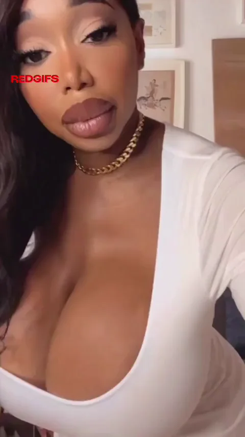 We definitely need to see more ebony bimbos!