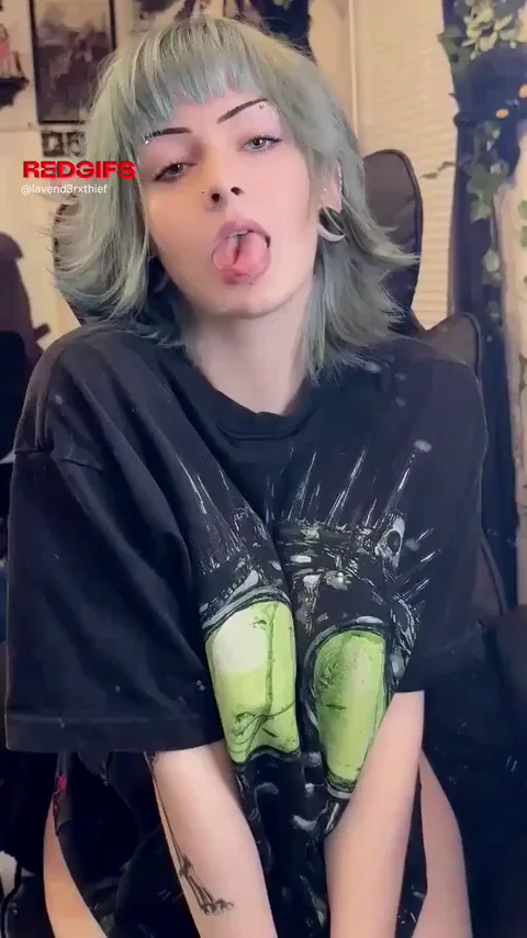 Goth Teen's Massive Tits Bounce 😍🔥