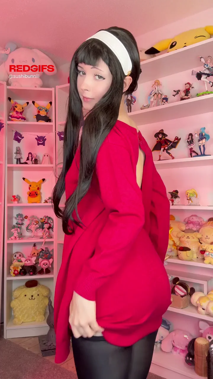 Yor Forger Cosplay Tease: SushiBunniii's Petite Ass Shaking in Shiny Tights