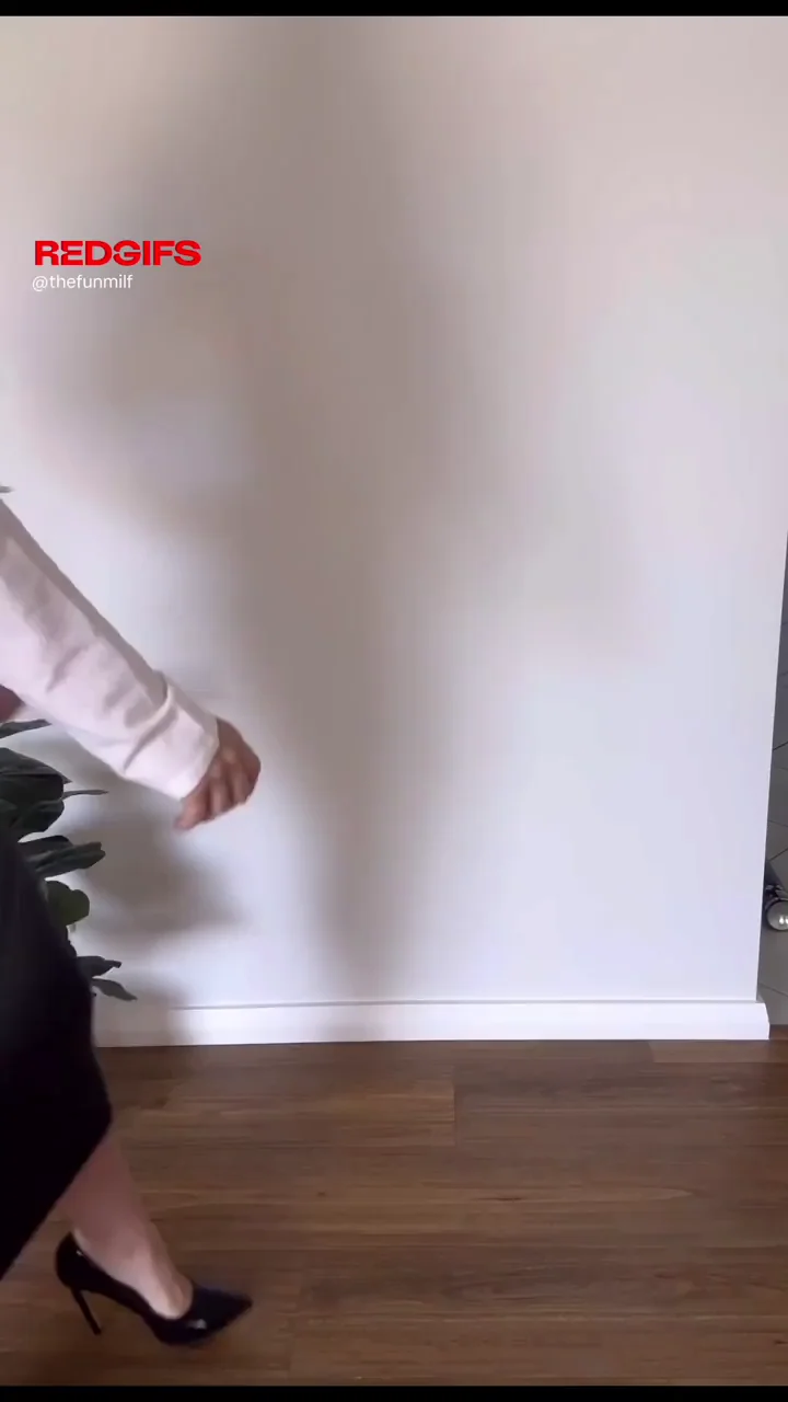 Curvy Pregnant MILF Flaunts Her Baby Bump and Juicy Ass