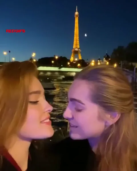 Kissing in front of the Eiffel Tower