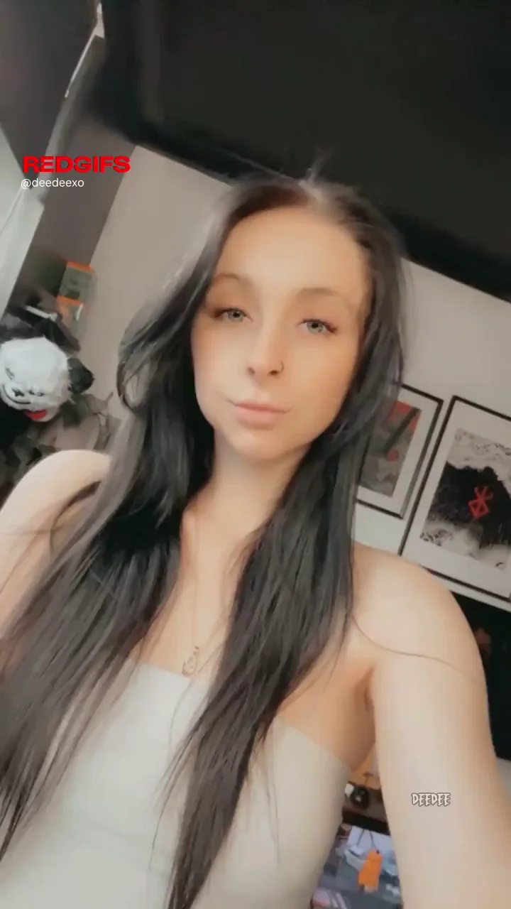 Goth Slut's Side Pussy Flash Tease 💦🖤