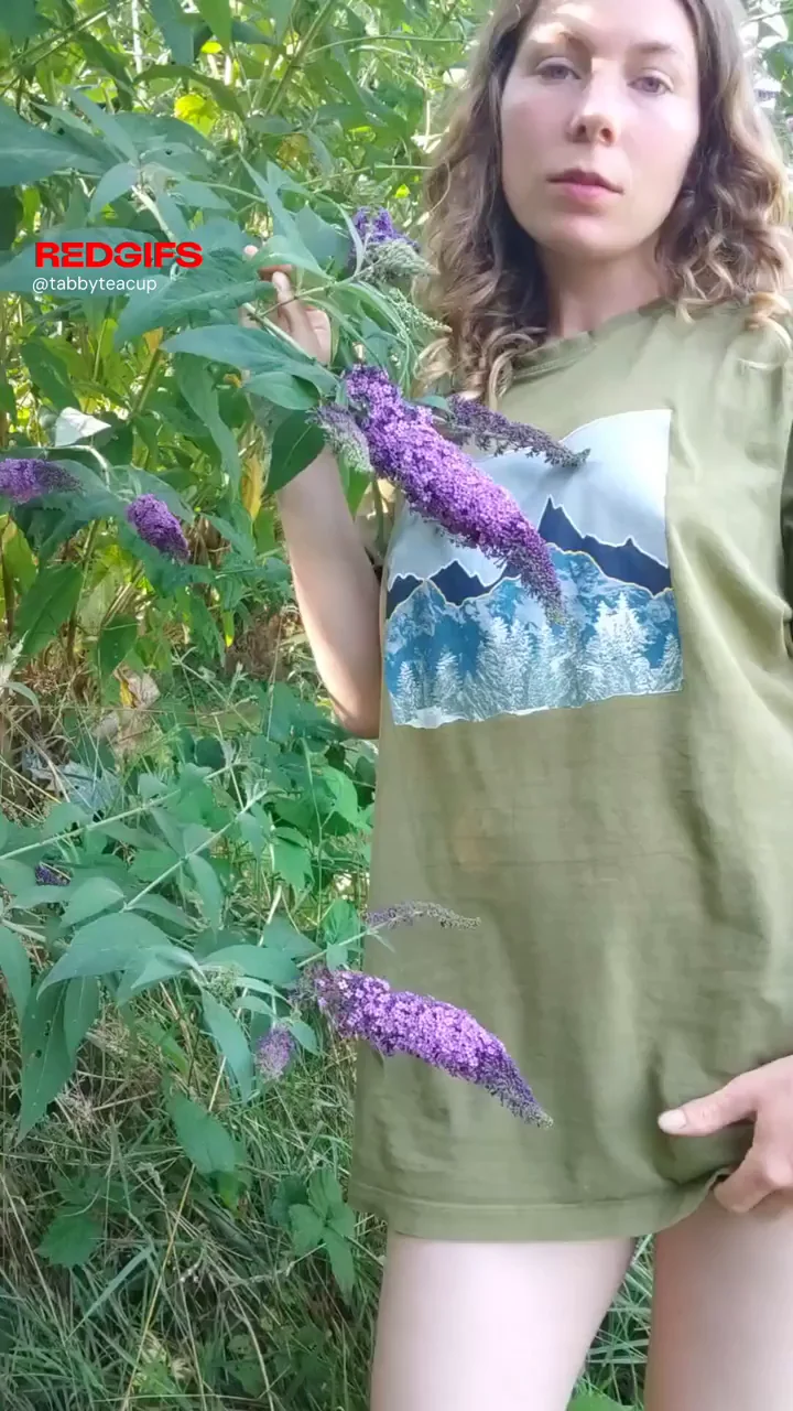 🌿 Wild Outdoor Tease: Sexy Hairy Pussy Reveal 😈