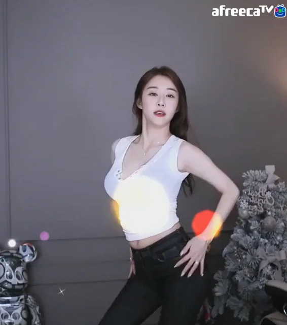 Crayon Pop Ellin Teases Massive Deep Cleavage in Sexy Slow-Mo