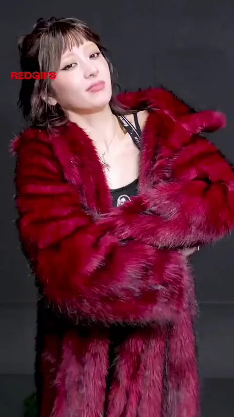 🔥 Yunjin LE SSERAFIM Fur Coat Tease & Sexy Dance 😈🍑
