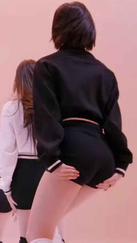 Jiwoo Hearts2Hearts: K-Pop Ass Twerk Tease