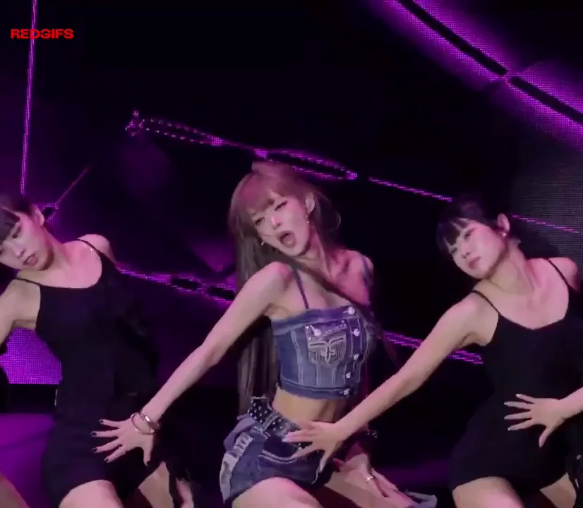 🔥 Lee Chaeyoung from Fromis_9 Shaking That Kpop Ass 🍑💦