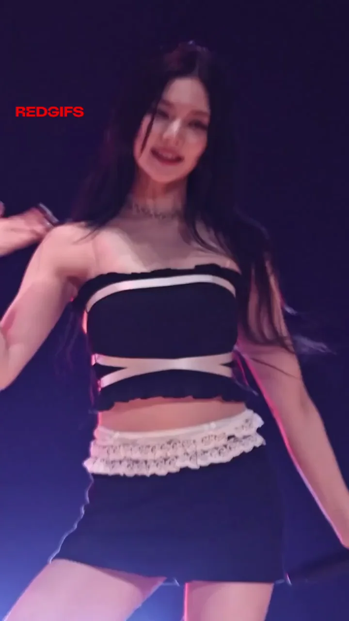 STAYC Isa's Thigh-Teasing Kpop Slut Show