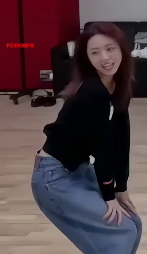 ITZY Yuna's Juicy Ass Bendover Tease 🔥🍑