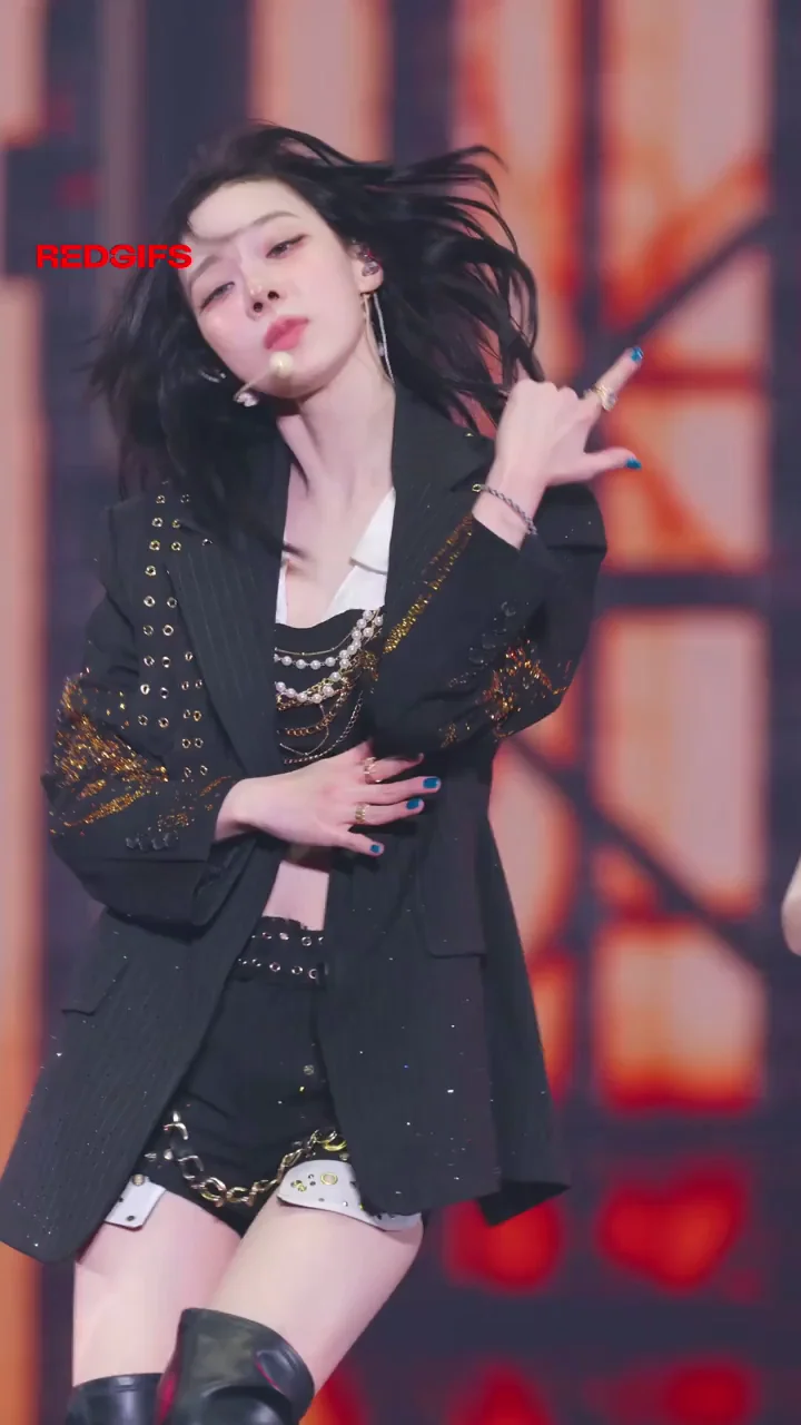 Winter's K-Pop Ass Tease: aespa Idol Shakes That Fat Booty on Stage