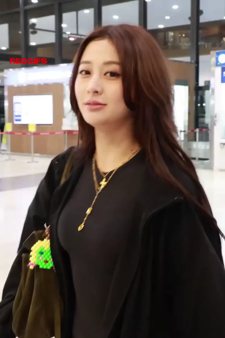 Yunjin LE SSERAFIM Airport Tease: Sultry K-Pop Curves in Black