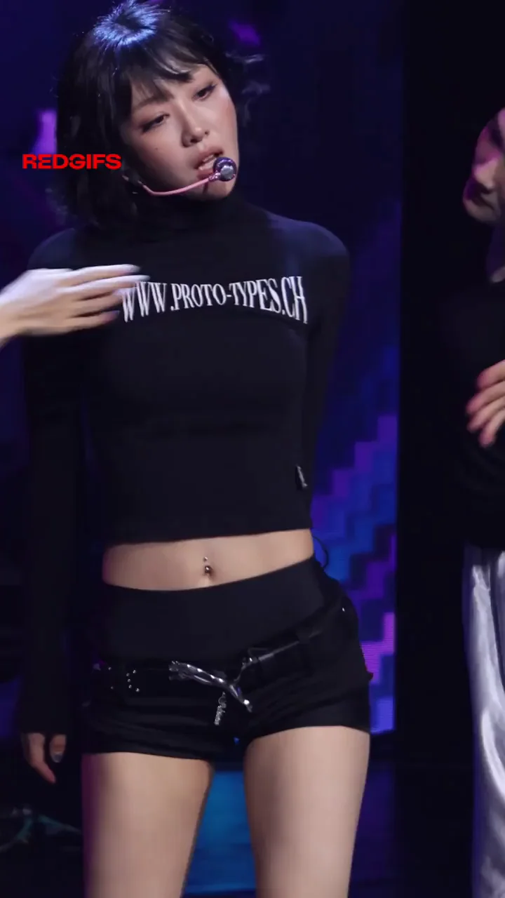 Yves Kpop Tease: Sexy Crop Top & Tiny Shorts Dance 🔥💦
