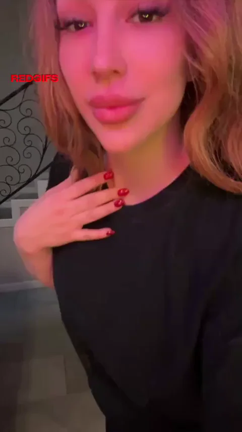🔥 Curvy Latina Housewife Teasing Her Juicy Ass 🍑💦