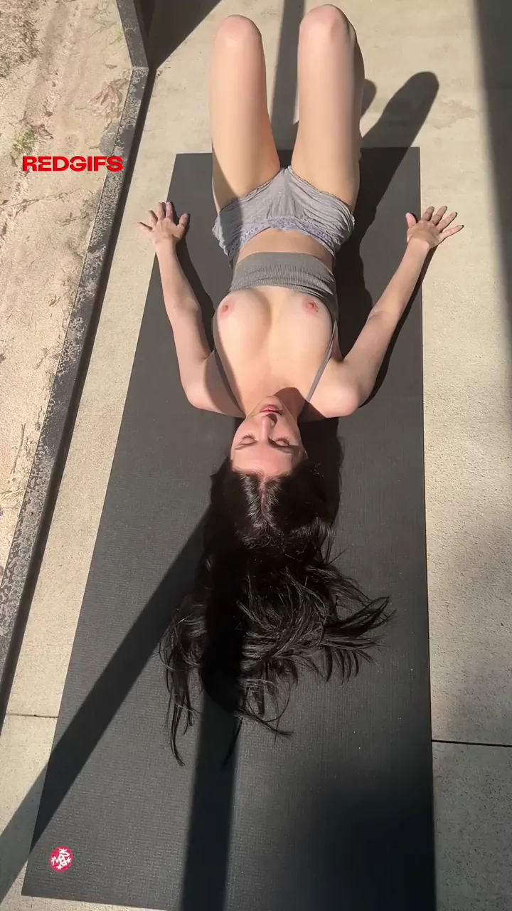 yoga outdoor + vitamin D = happy neighbor