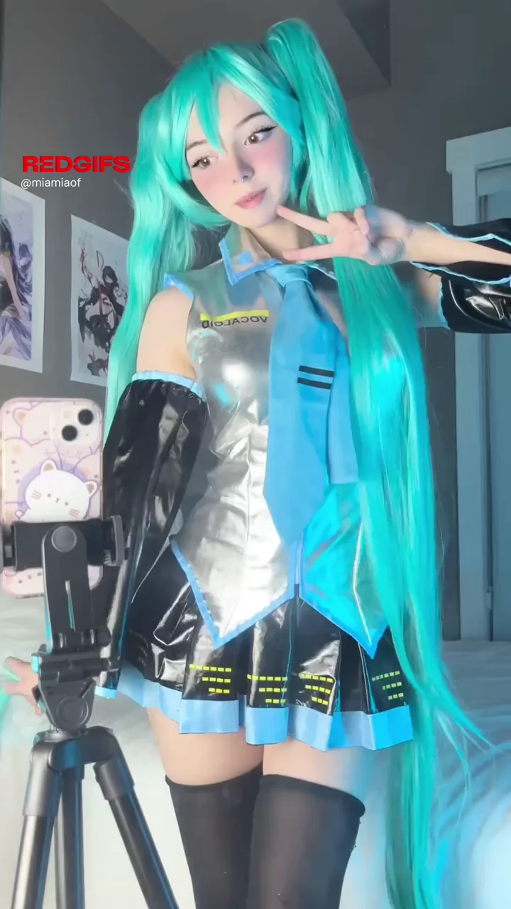 Petite Miamiaxof's Slutty Hatsune Miku Cosplay Tease
