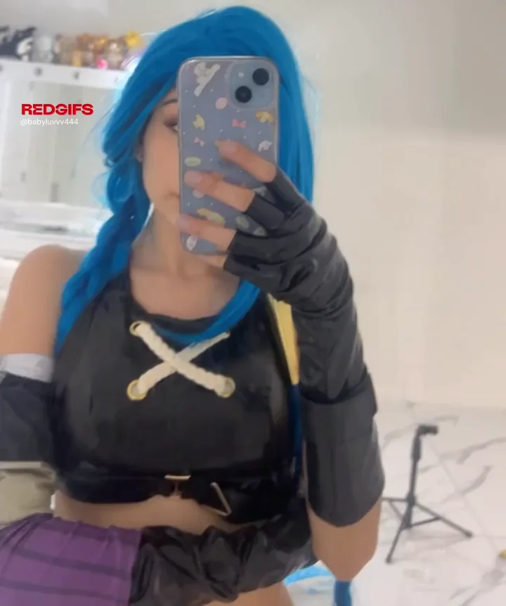Jinx Cosplay Slut Reveals Her Perky Tits 🍒🔥
