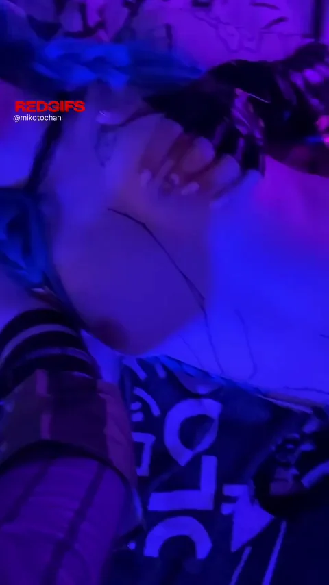 Jinx playing with her nipples (Space_Sky_)