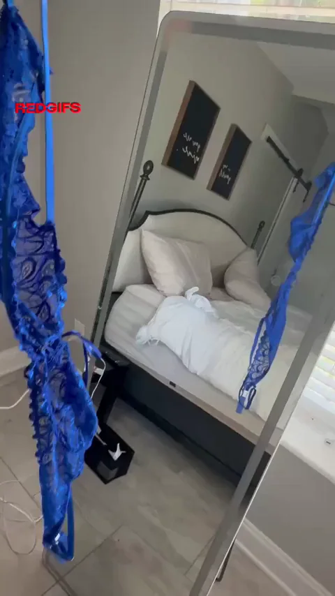 🔥 Horny MILF Slut Posing Nude in Bedroom Mirror 💦