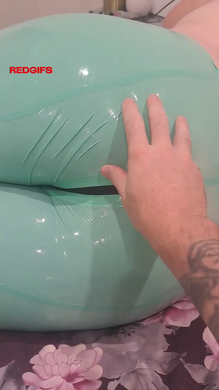 The sound and shine of latex is > everything else 💚😉