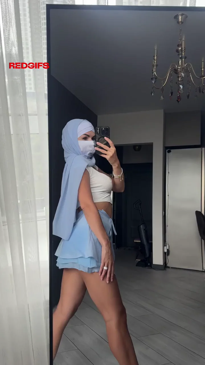 Hot Arab Slut Teasing in Hijab & Tiny Skirt 😈🍑
