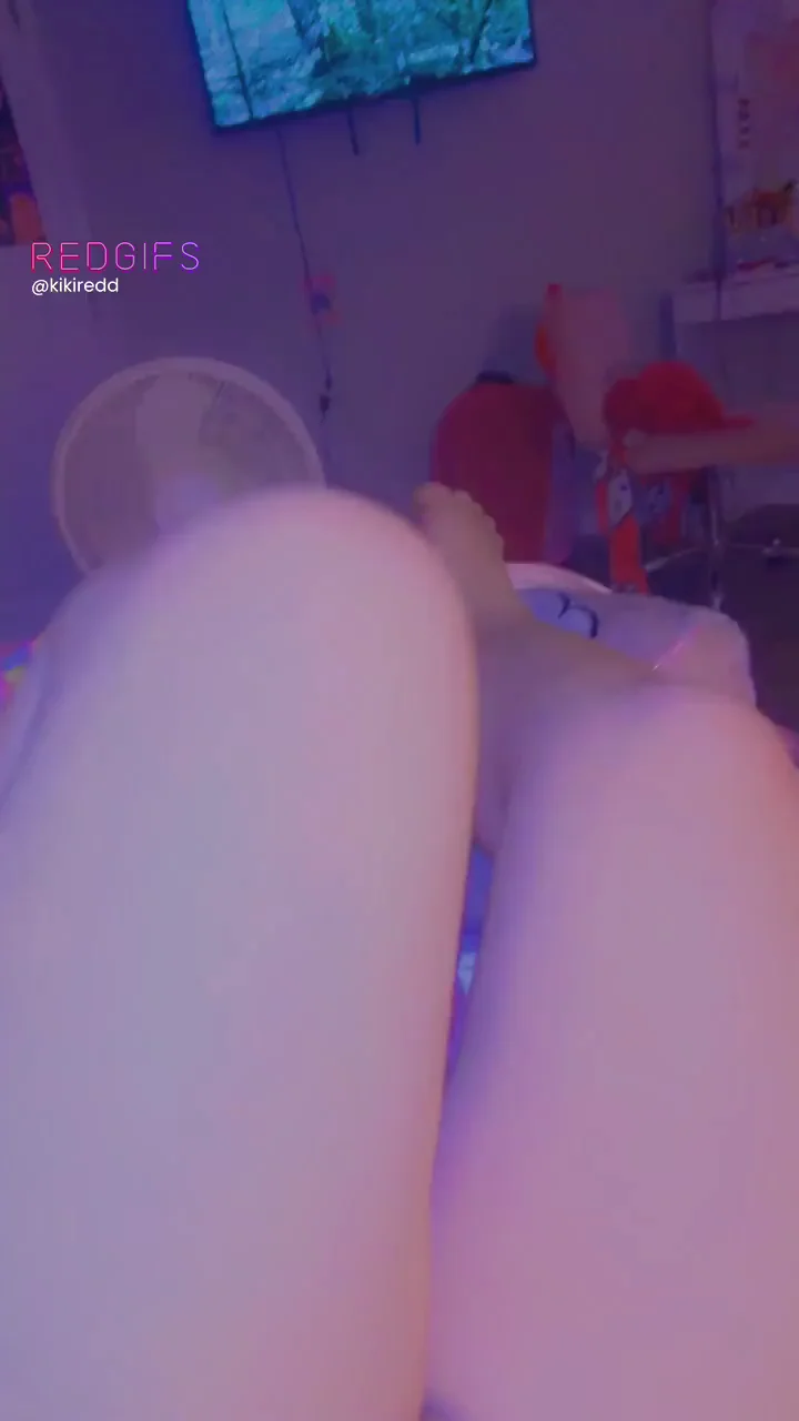 CreamyKikii's Dripping Wet Pussy Tease - Slutty Snapchat Splash Fest