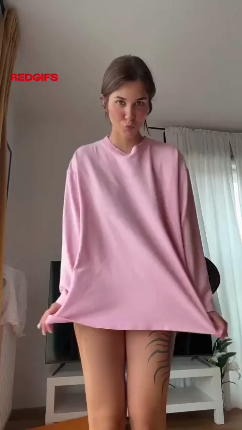 Cute Big-Tit Babe Ditches Her Pink Hoodie for Nude Tease