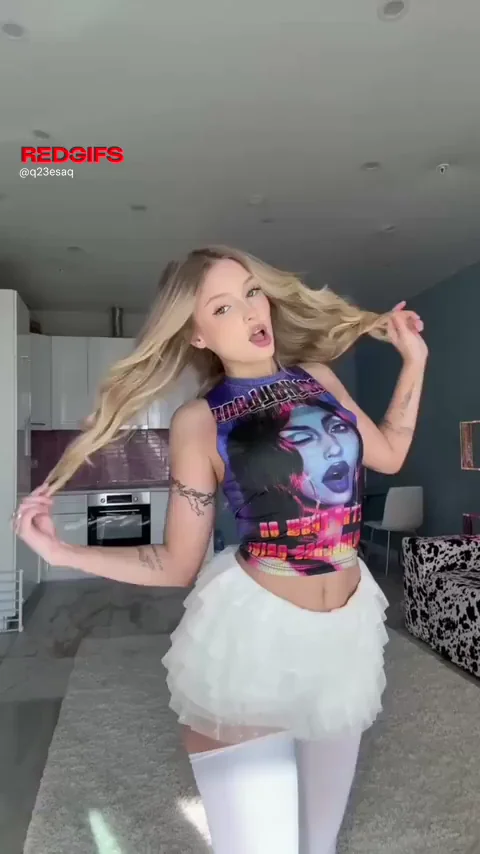 Teen Slut Stripping Naked and Teasing Her Juicy Ass