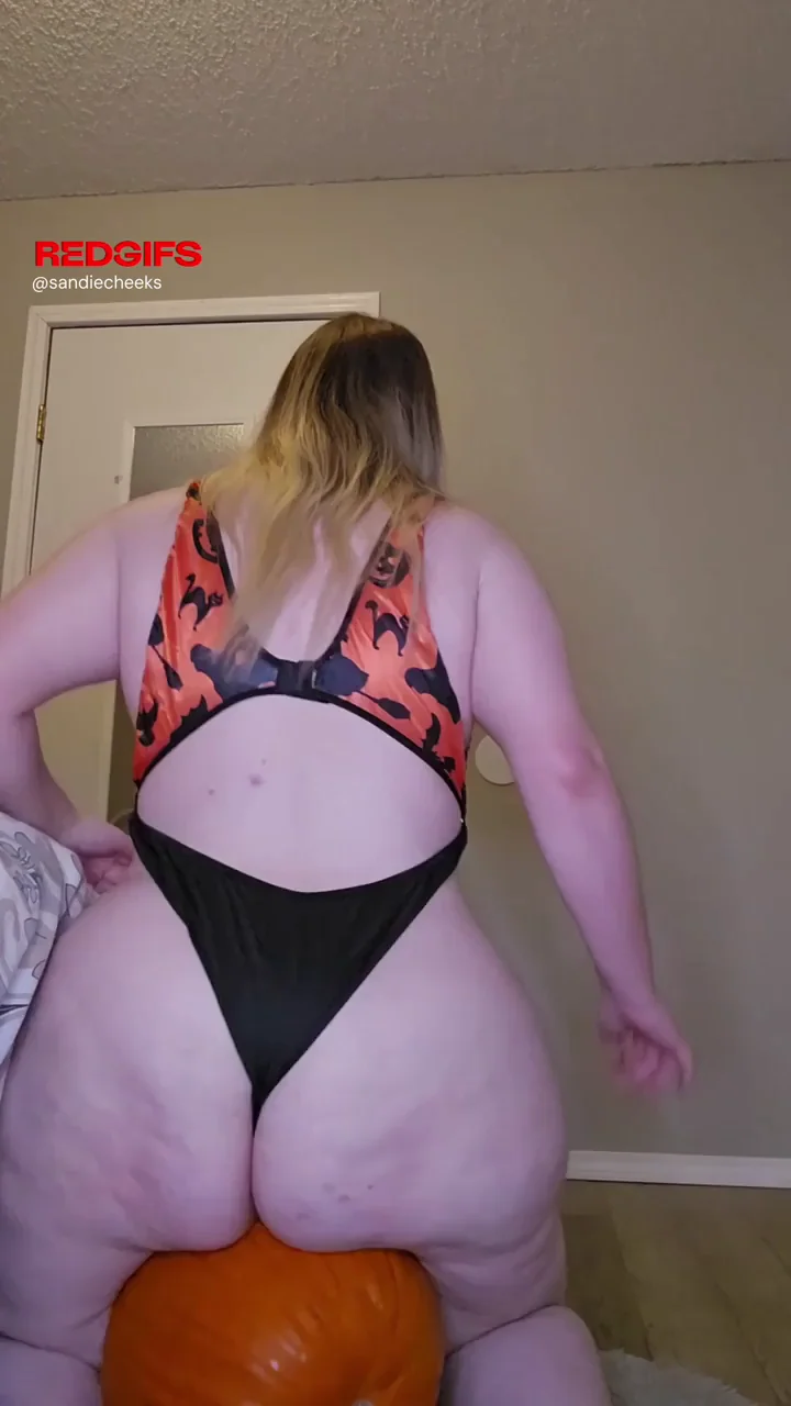 Pumpkin Patch PAWG Princess Teases Her Massive Jiggly Ass on the Gourd