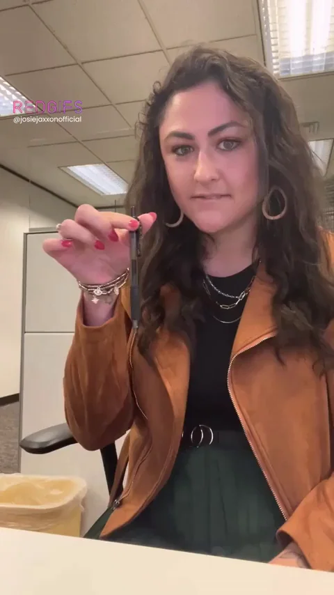 Thick Office Slut's Oopsie Daisy Ass Flash!