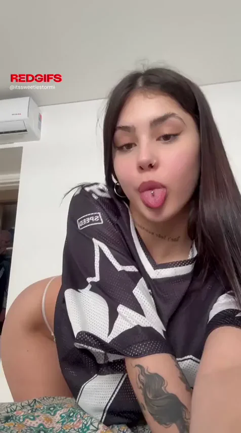 Thrill of Exposure: Latina Babe Flashes Big Naturals in Public View 😈🍒