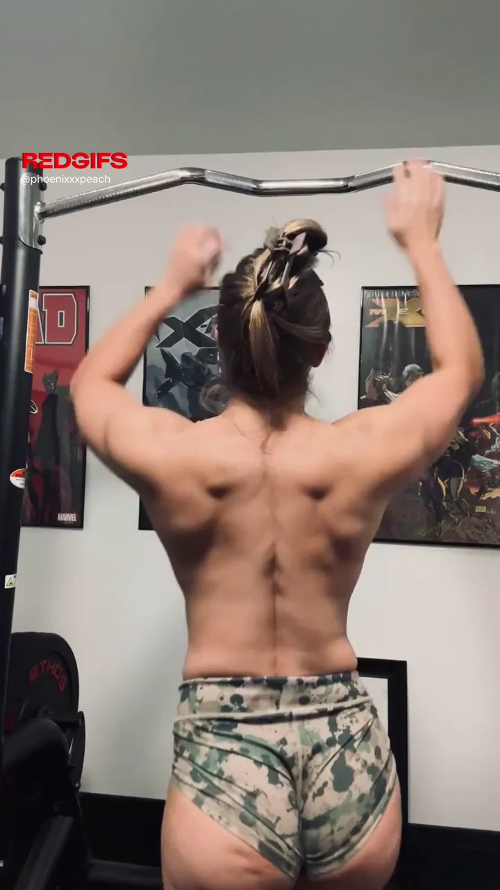 💪 40yo Muscular MILF Pull-Up Tease 🔥