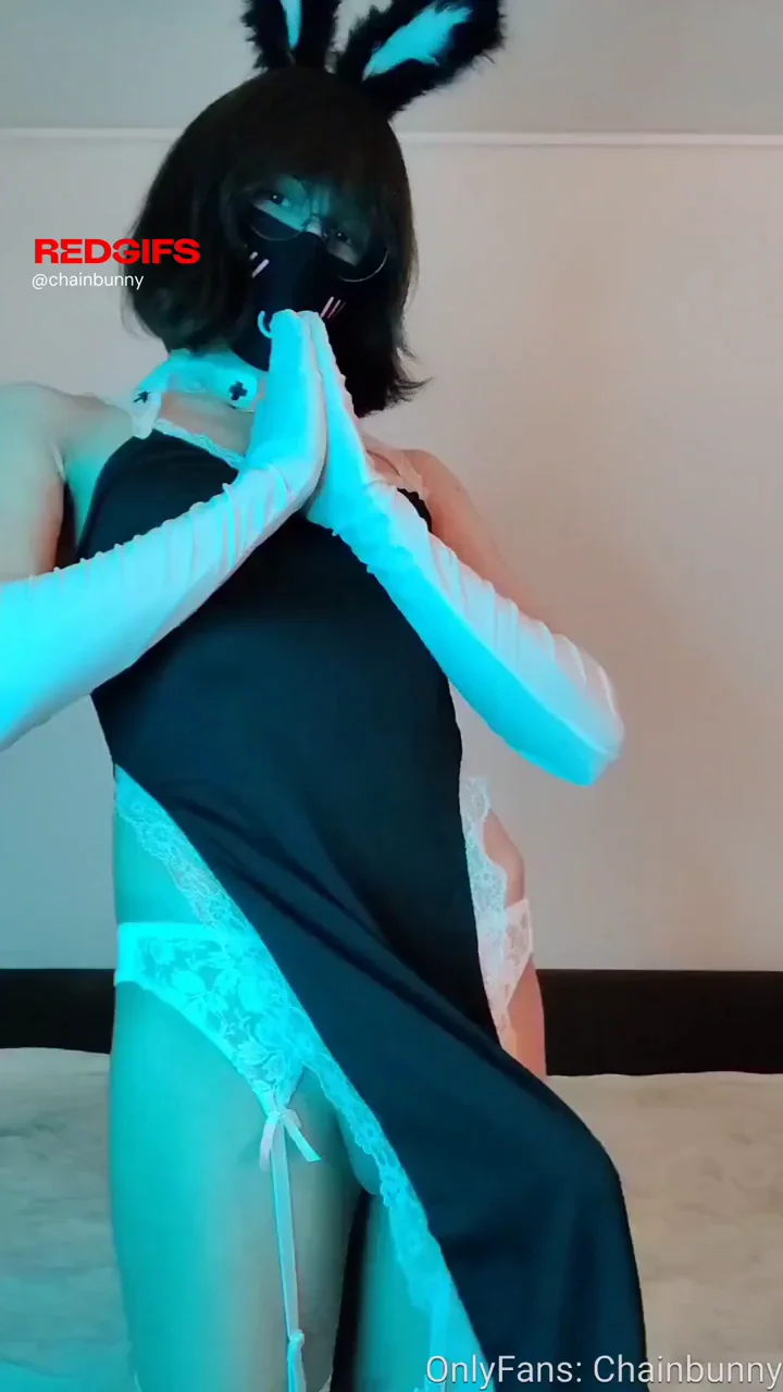 Pray to your bunny goddess~! 🐰🖤