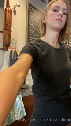 Waitress shows her tits (2.3 GB PACK? )