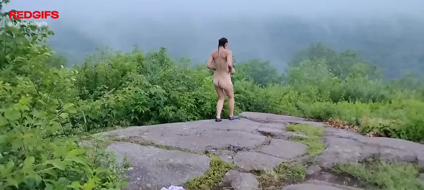 🔥 MILF Flashes Juicy Ass & Tits at Empty Ski Hill 🏔️🍑
