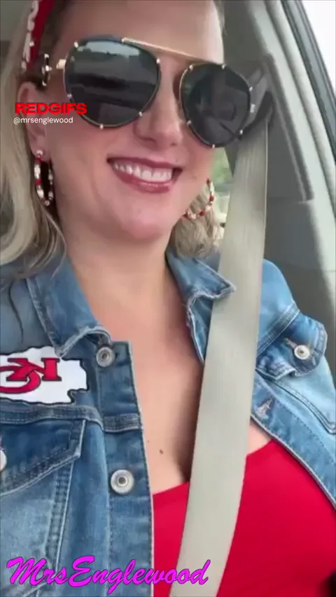 Flashing my pussy in the car