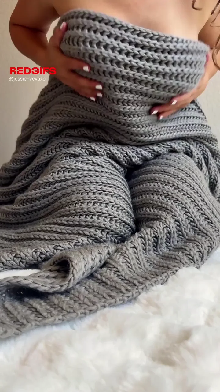 This mombod needs a full-body creampie.