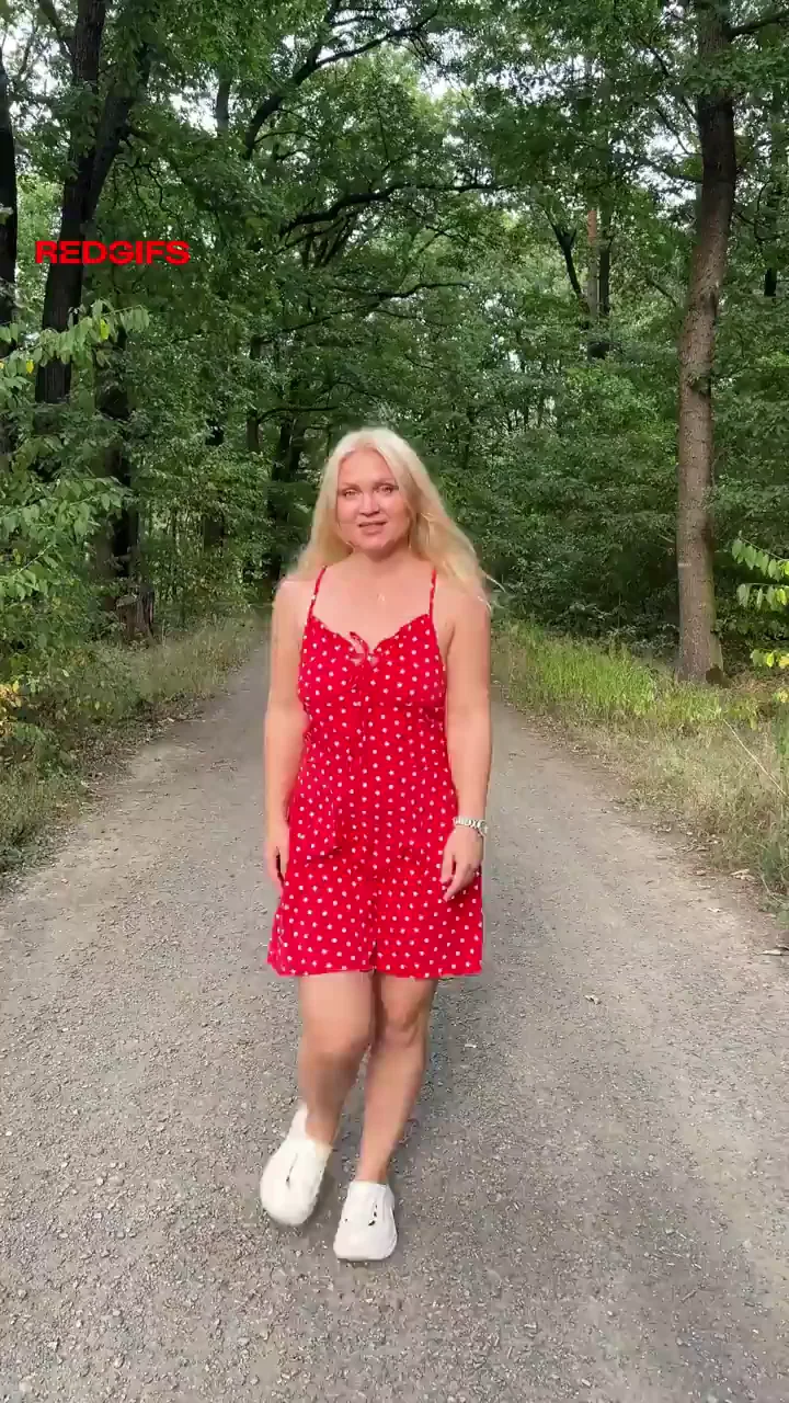 Blonde MILF Flashes Juicy Ass on Public Trail 🍑🔥