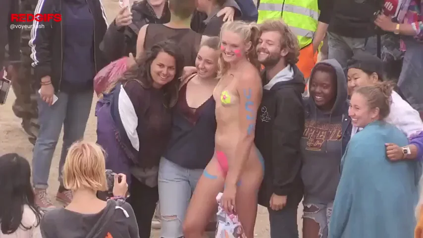 Slutty Babe Body Painted & Flashing Tits 🍒🍑 Outdoor Voyeur Thrill