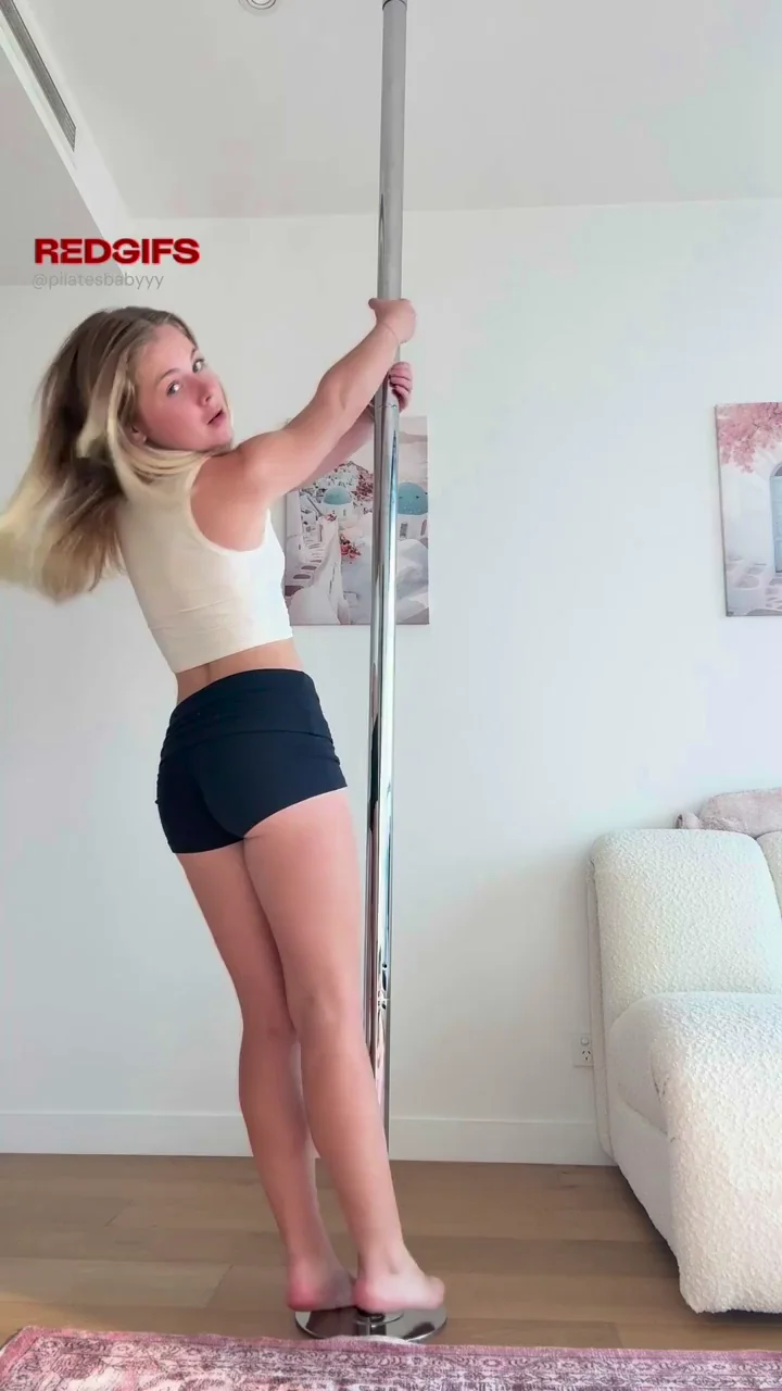 Petite Blonde's Juicy Ass Twerk on Pole – Ultimate Home View