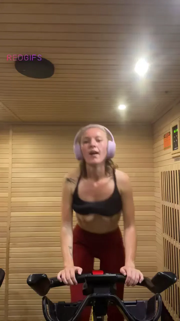 Flashing My Juicy Tits in the Steamy Public Sauna 💦🍒