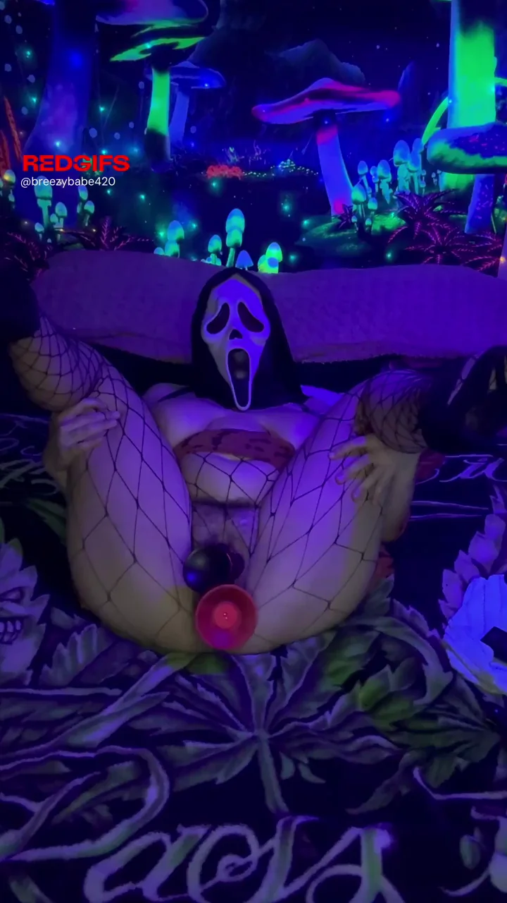 Ghostface loves stretching that pussy to the max 😜