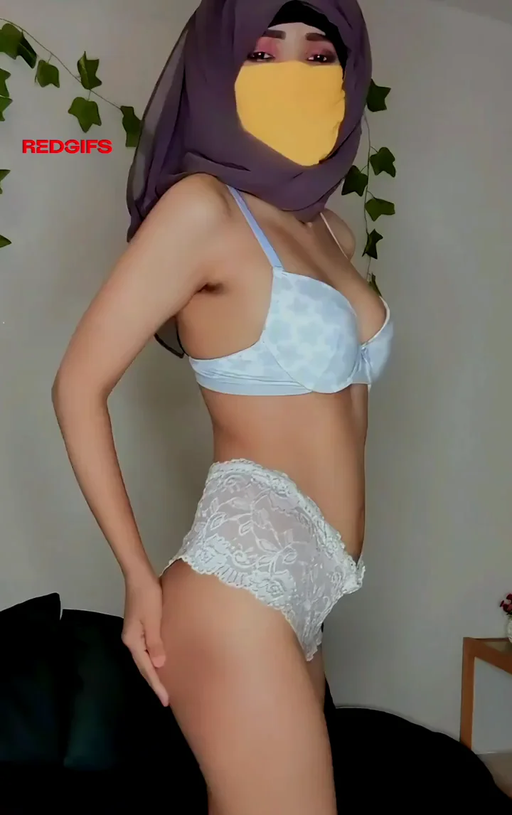 🔥 Hijabi Slut Flaunts Massive Tits & Juicy Ass 😍