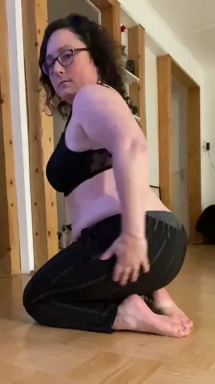 🍑 MILF Tease: Does My Juicy Ass Taste Yummy? 😈