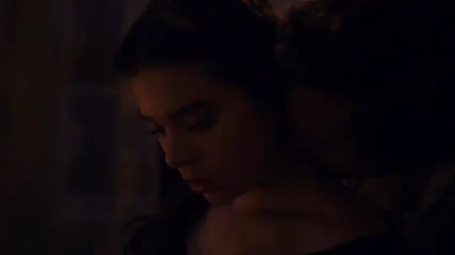 Hailee Steinfeld's Steamy Dickinson Dress Tease 🔥👗