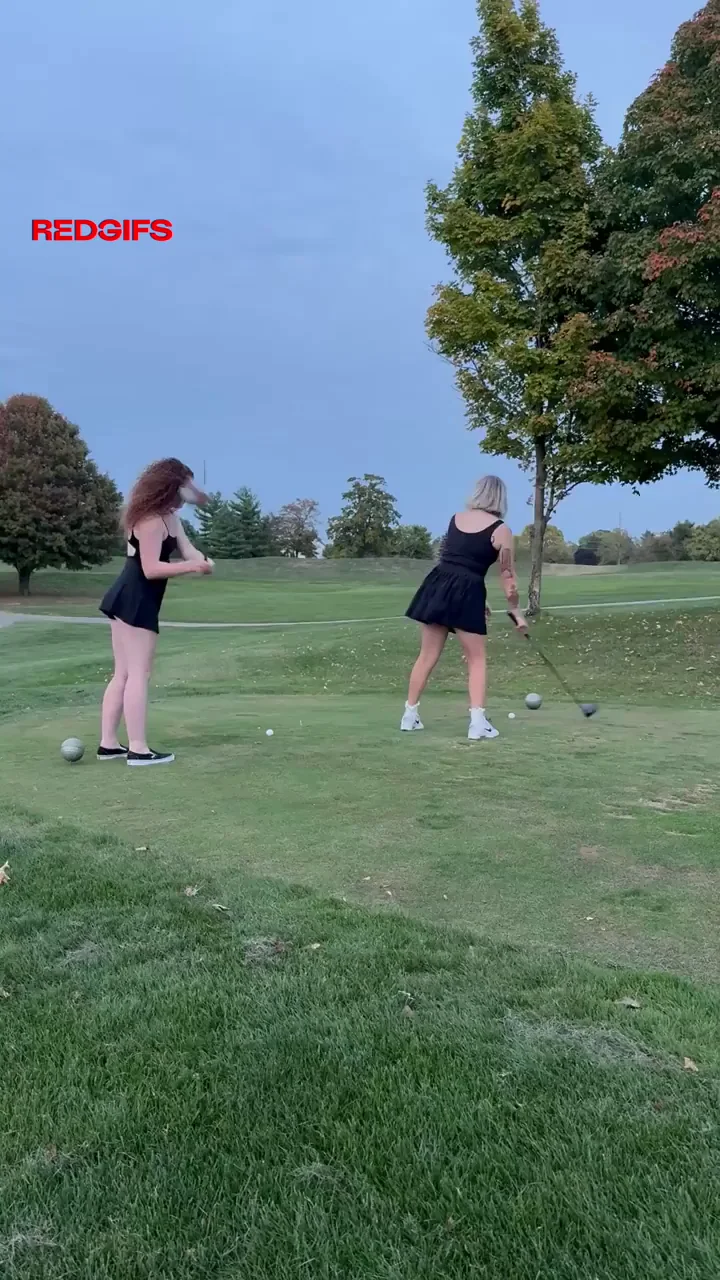 PeachyMama69's Naughty Tee Box Tease & Flash 😈⛳🍑