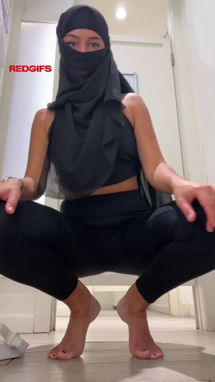 Veiled Muslim Babe Squats Low, Teasing Bare Soles and Sexy Feet